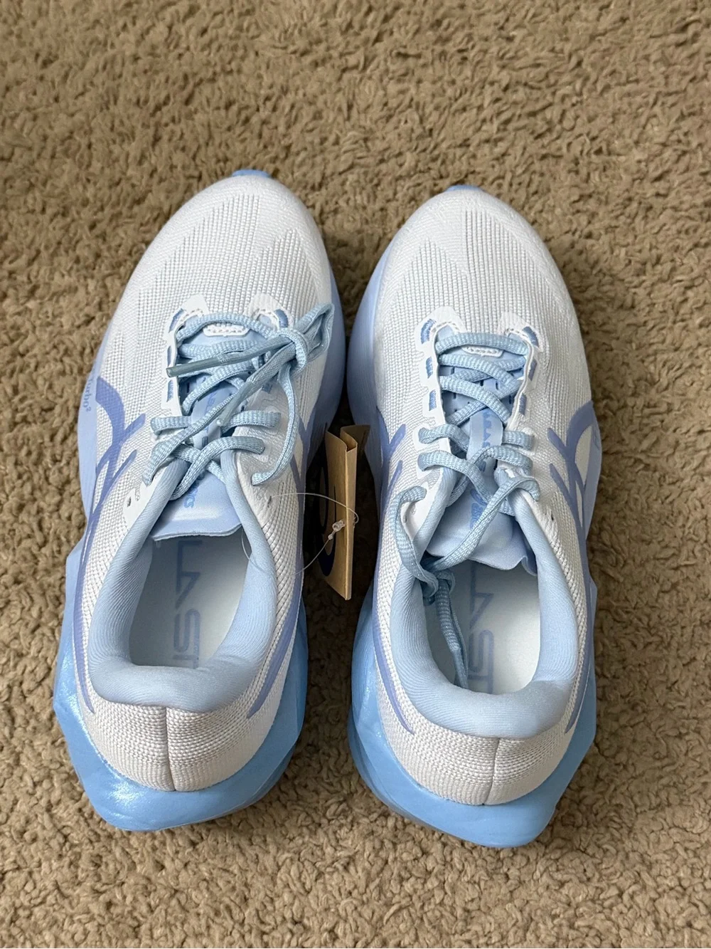 Asics Novablast 6 Women’s White and Light Blue Running Sneakers NEW size 7